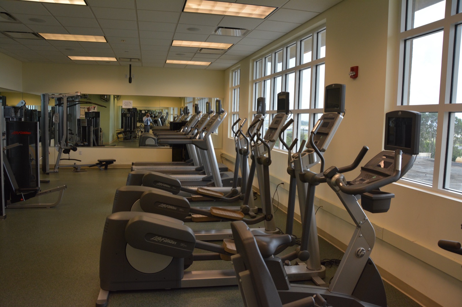Ventilación mecánica forzada en un gimnasio con alta concurrencia